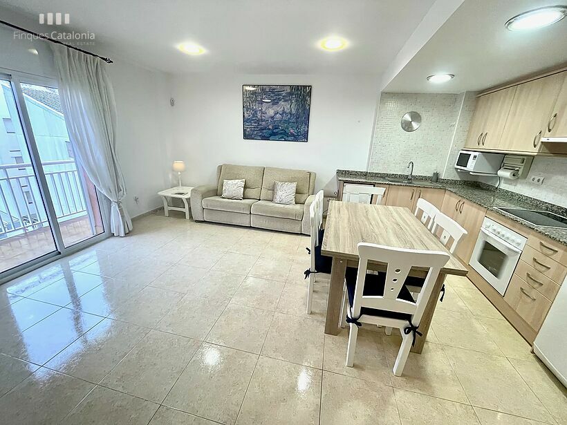 Pis impecable de 92 m2 a 2ª línia de Sant Antoni de Calonge amb terrassa, 3 habitacions i garatge tancat.