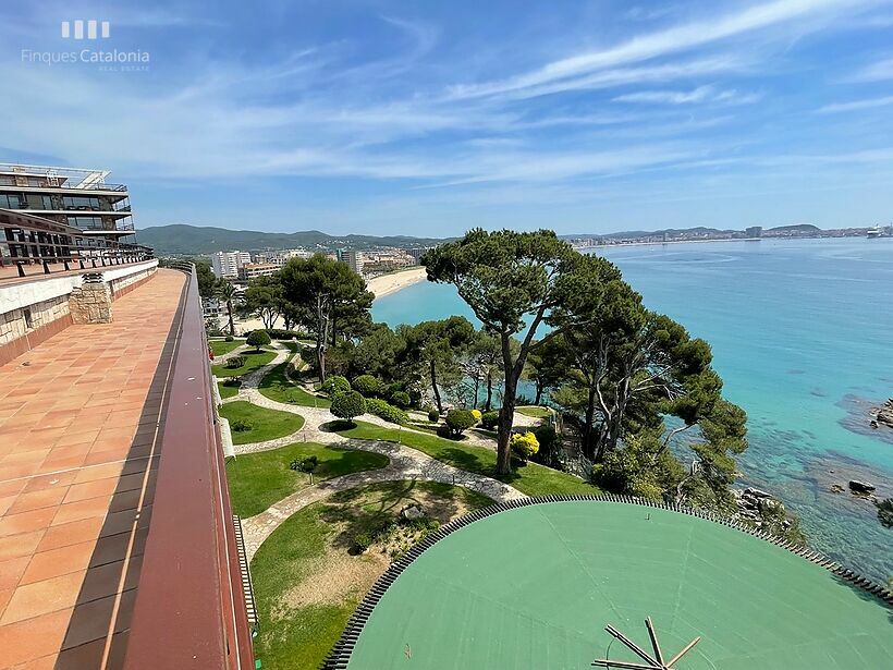 Piso en Edén Mar, terraza con vistas a la piscina olímpica en Sant Antoni de Calonge .