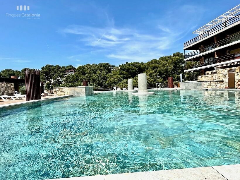 Pis a Edén Mar, terrassa amb vistes a la piscina olímpica a Sant Antoni de Calonge .