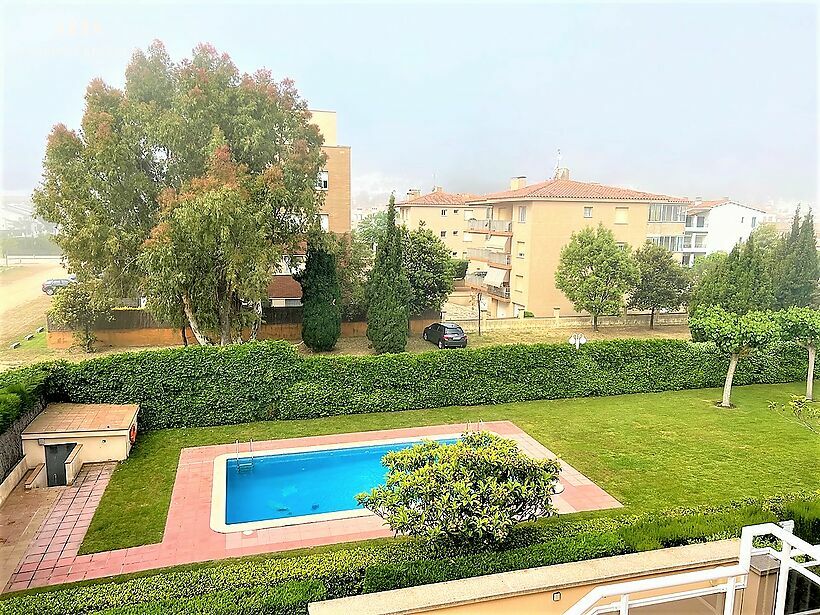 Apartament amb pàrquing i piscina comunitària