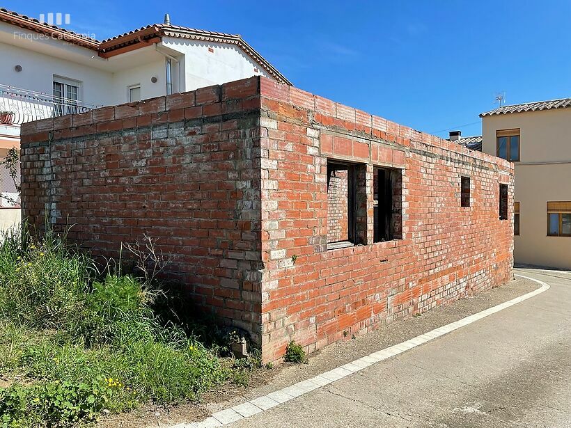 Casa en construcció amb dues parcel·les de 120 m2 i 1.117 m2 a Sant Antoni de Calonge