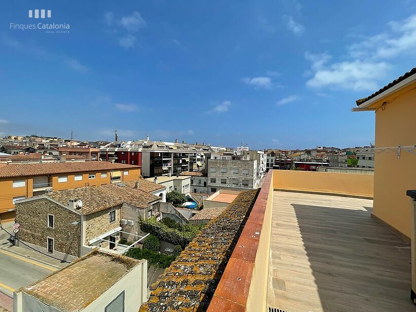 Ático con gran terraza a 4 calles del paseo de Palamós .