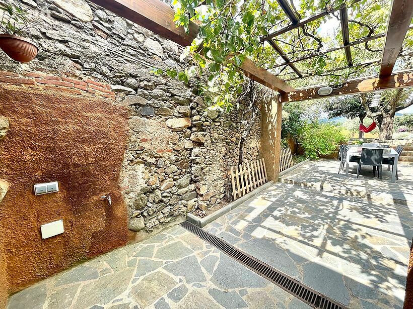 Maison rustique rénovée avec murs en pierre et style catalan à Mas Barceló Calonge