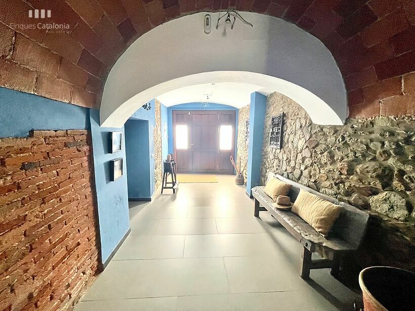 Casa rústica reformada con paredes de piedra y vuelta catalana en Mas Barceló Calonge