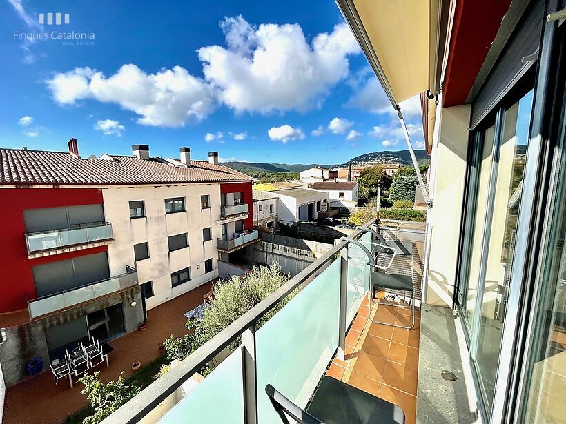 Duplex penthouse of 108 m2 with 3 bedrooms and parking at the entrance of Calonge.
