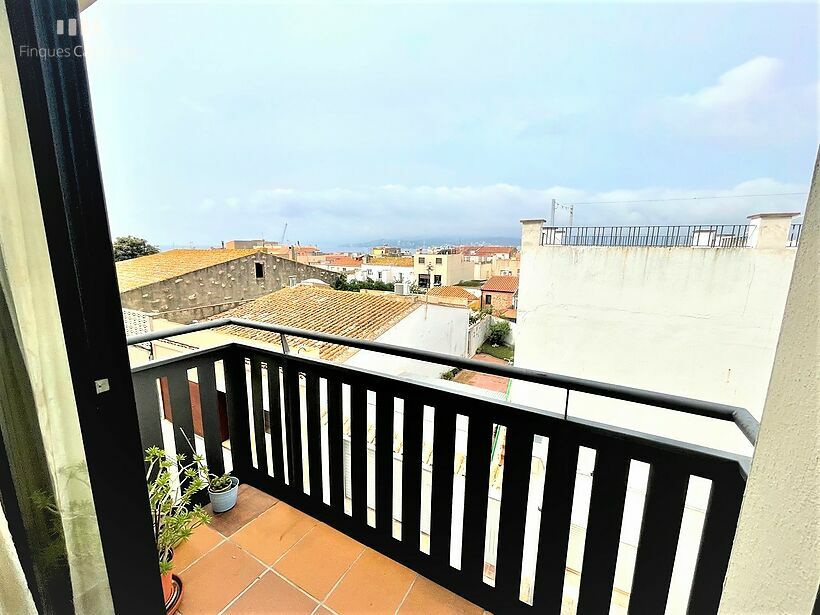Duplex penthouse with 3 bedrooms and terrace with sea views in Palamós.