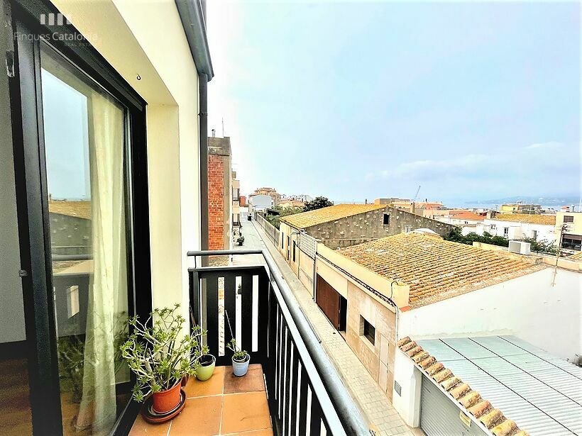 Duplex penthouse with 3 bedrooms and terrace with sea views in Palamós.
