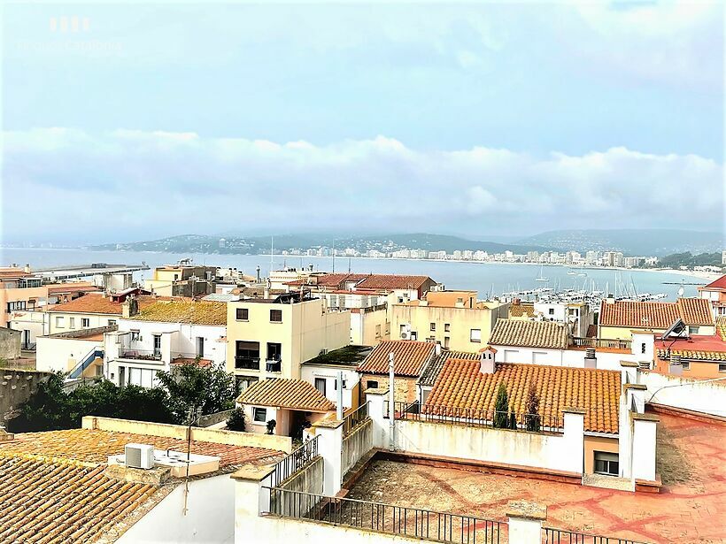 Àtic dúplex amb 3 habitacions i terrassa amb vistes al mar a Palamós.