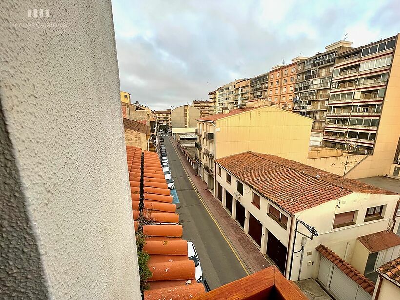 Penthouse in 2nd and 3rd line, facing two streets with 4 bedrooms and terrace in Sant Antoni de Calonge