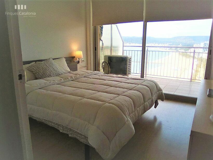 Renovated apartment on the 1st line with magnificent views of the sea in Palamós.