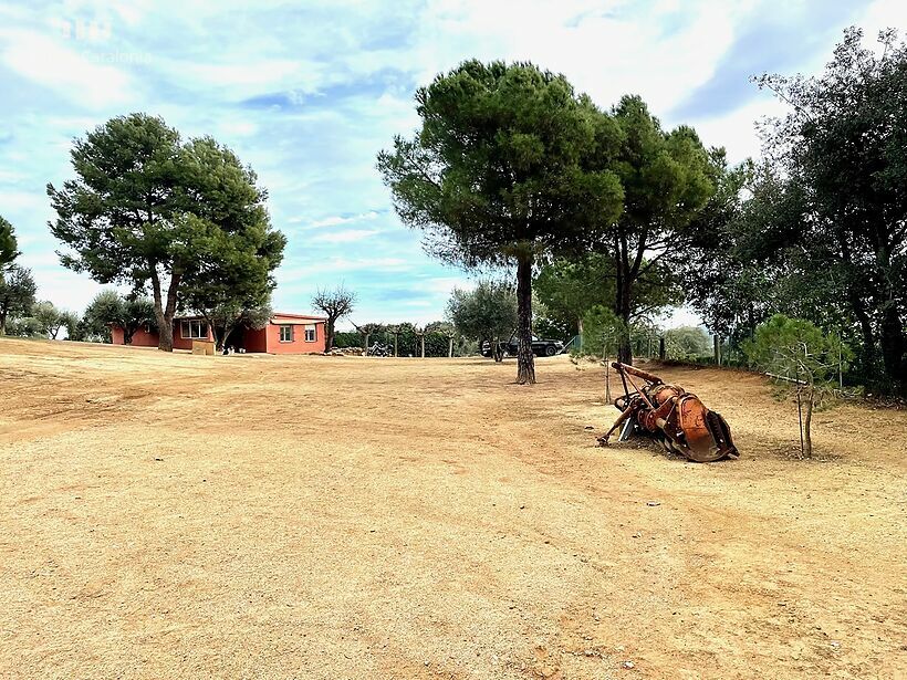 Maison rustique avec 15 000 m2 de terrain clôturé avec oliviers à Palamós