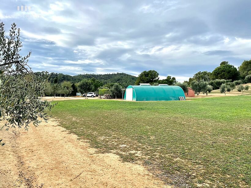 Maison rustique avec 15 000 m2 de terrain clôturé avec oliviers à Palamós