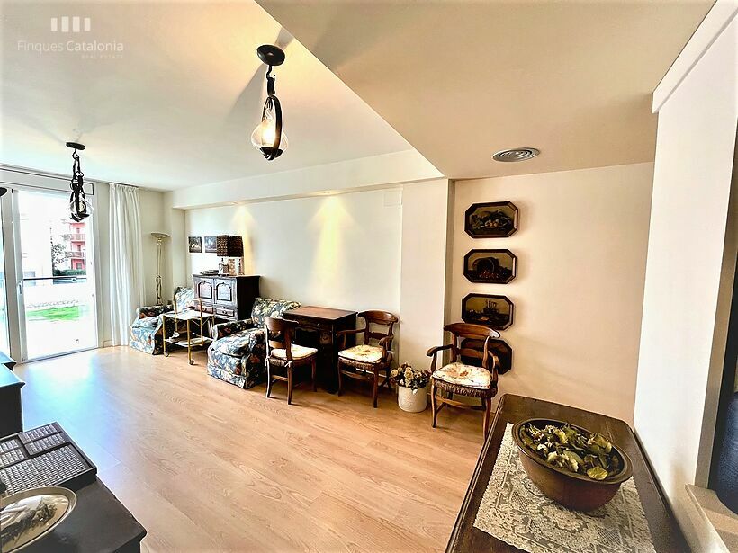 Appartement sur la 2ème ligne de Sant Antoni de Calonge avec 2 chambres doubles, 2 salles de bain et place de parking.
