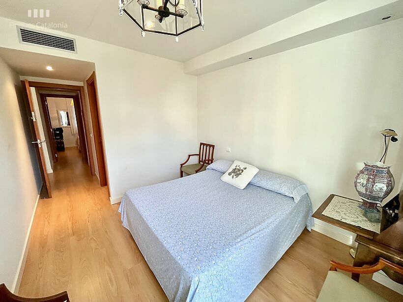 Apartment on the 2nd line of Sant Antoni de Calonge with 2 double bedrooms, 2 bathrooms and parking space.