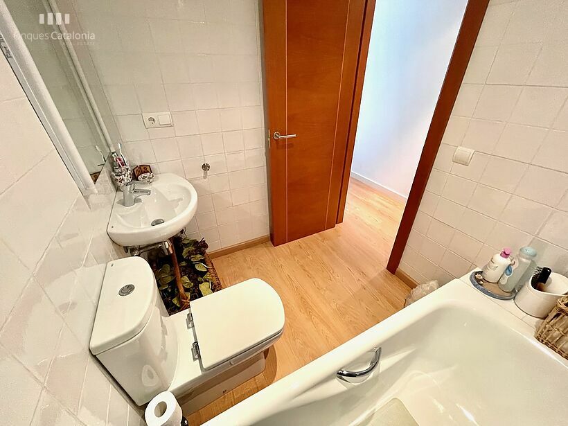 Appartement sur la 2ème ligne de Sant Antoni de Calonge avec 2 chambres doubles, 2 salles de bain et place de parking.