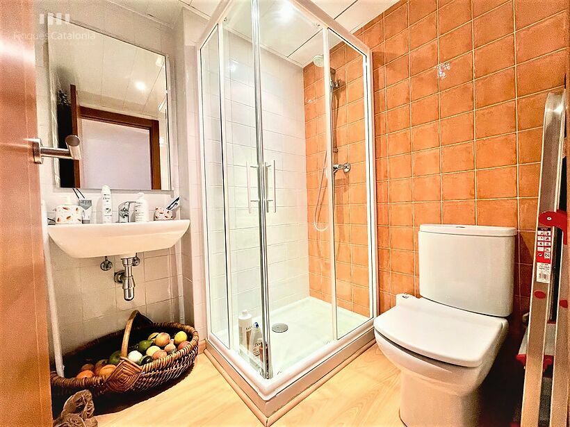 Apartment on the 2nd line of Sant Antoni de Calonge with 2 double bedrooms, 2 bathrooms and parking space.