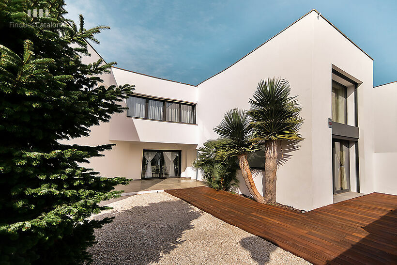 Casa unifamiliar de diseño en Sant Antoni de Calonge, zona Mercadona y colegio la Sínia, a 400 metros de la playa .