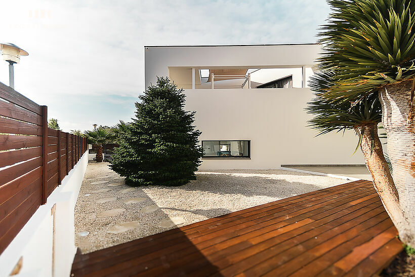 Design single-family house in Sant Antoni de Calonge, Mercadona area and La Sínia school, 400 meters from the beach.