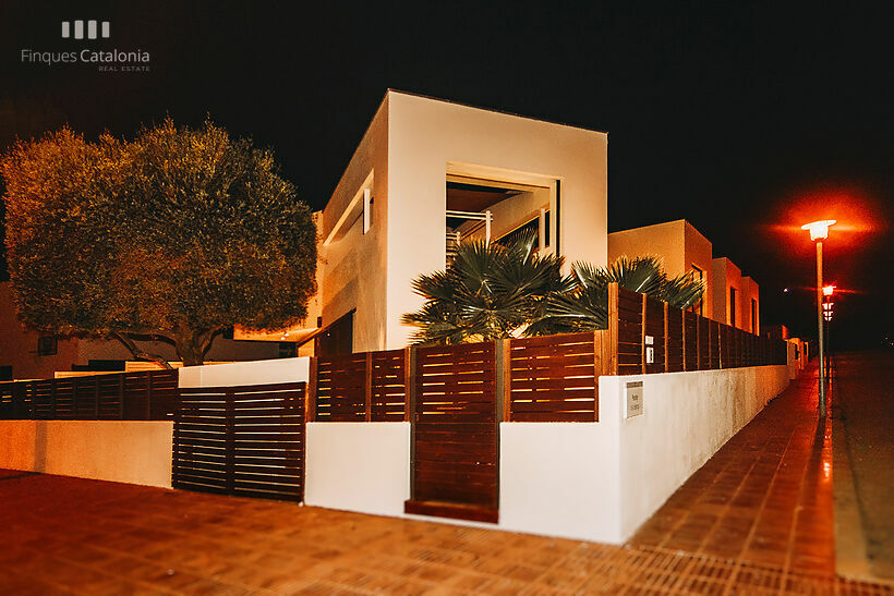 Casa unifamiliar de diseño en Sant Antoni de Calonge, zona Mercadona y colegio la Sínia, a 400 metros de la playa .