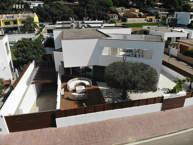 Casa unifamiliar de disseny a Sant Antoni de Calonge, zona Mercadona i col·legi la Sínia, a 400 metres de la platja.