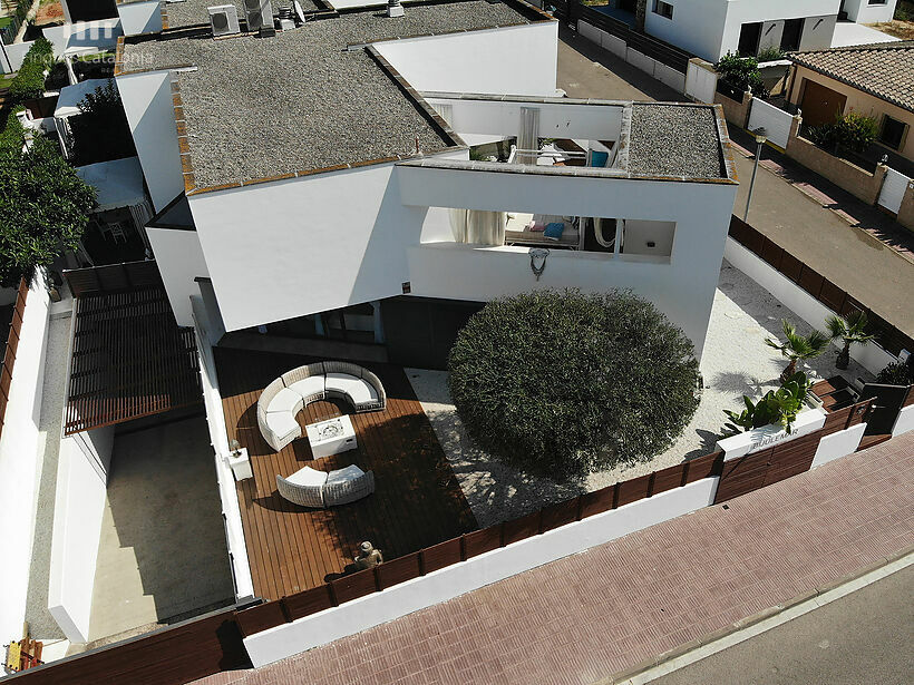 Design single-family house in Sant Antoni de Calonge, Mercadona area and La Sínia school, 400 meters from the beach.