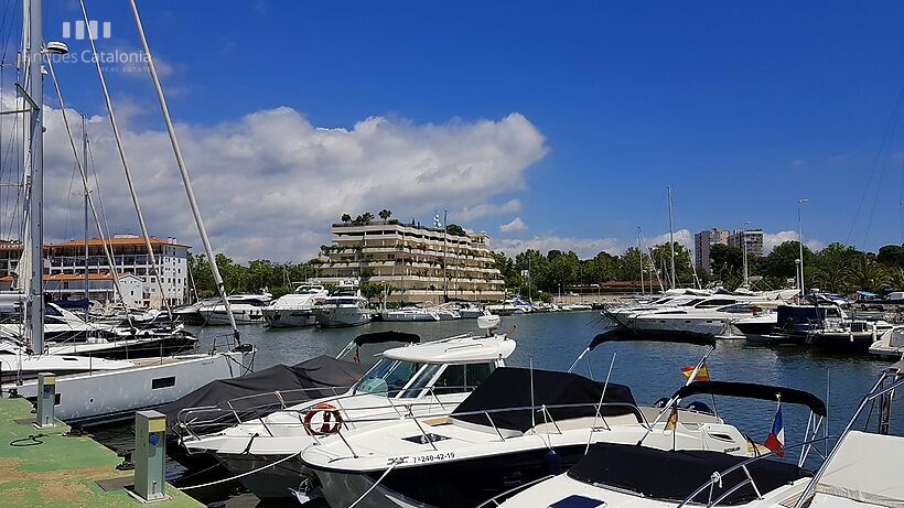 Ground floor in Port Nautic of Platja d'Aro with terrace + parking and storage room.