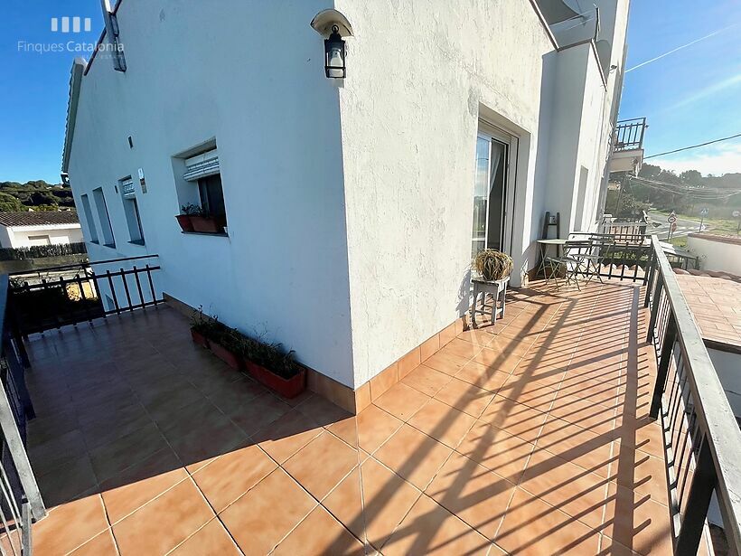 Appartement de 104 m2 avec 4 chambres, grande terrasse et parking à Sant Antoni de Calonge