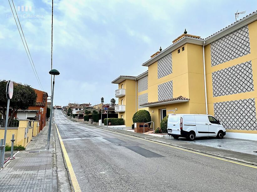 Piso en Mas Barceló Calonge, con dos habitaciones dobles, terraza piscina, parking y trastero