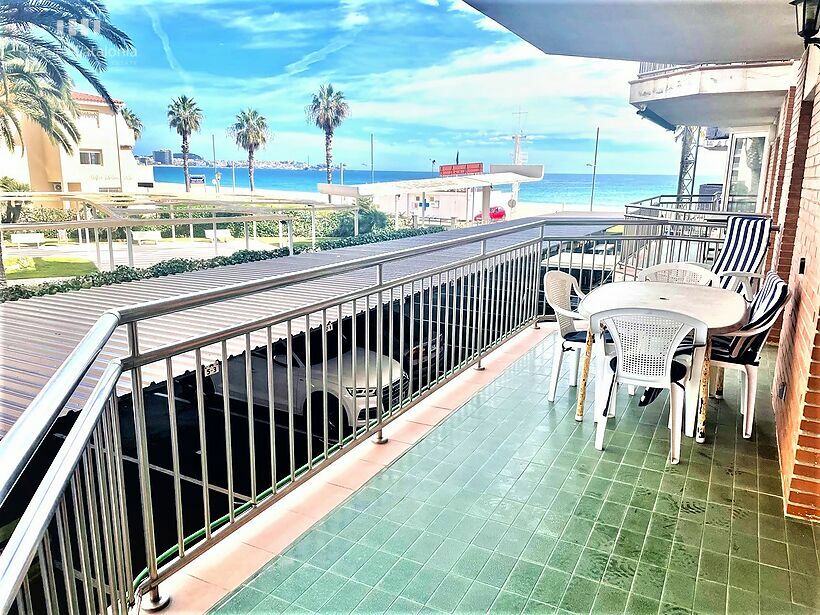 Apartment with 3 bedrooms, terrace, parking and sea views on the 1st line of Torre Valentina