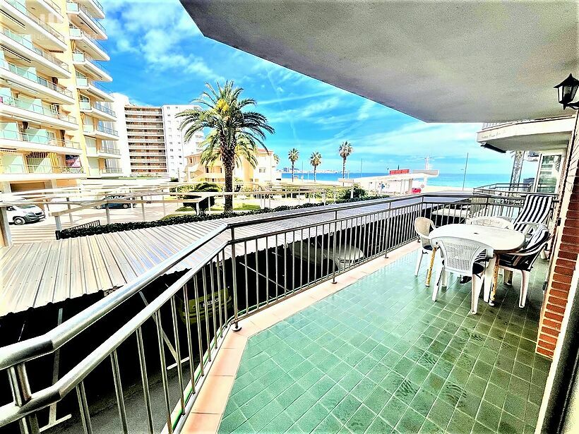Apartment with 3 bedrooms, terrace, parking and sea views on the 1st line of Torre Valentina