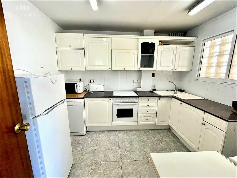 Apartment with 3 bedrooms, terrace, parking and sea views on the 1st line of Torre Valentina