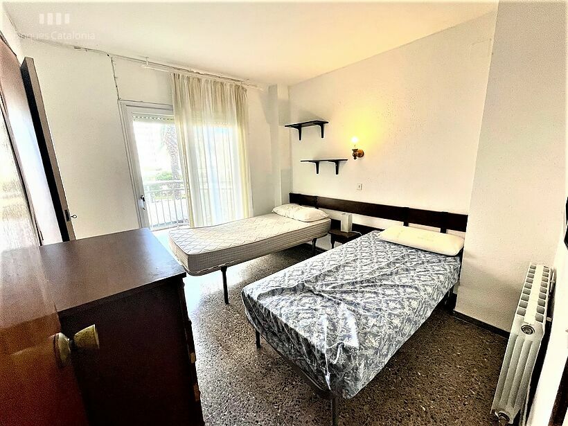 Apartment with 3 bedrooms, terrace, parking and sea views on the 1st line of Torre Valentina