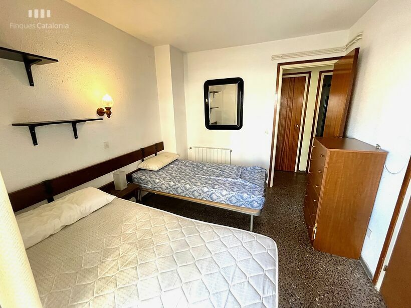 Apartment with 3 bedrooms, terrace, parking and sea views on the 1st line of Torre Valentina