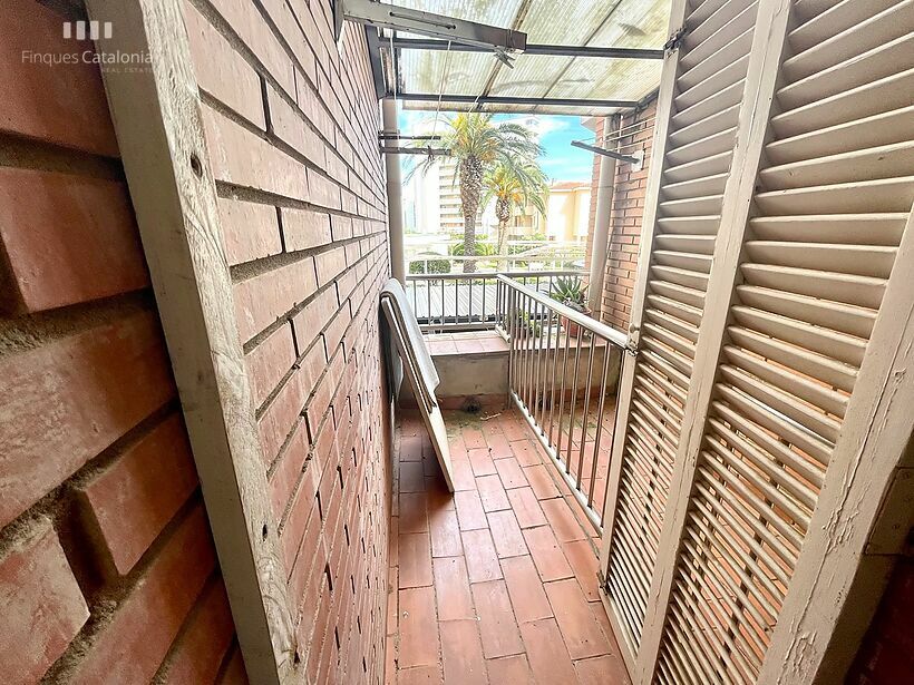 Apartment with 3 bedrooms, terrace, parking and sea views on the 1st line of Torre Valentina