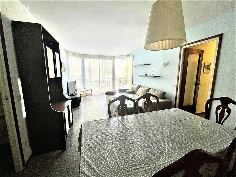 Apartment with 3 bedrooms, terrace, parking and sea views on the 1st line of Torre Valentina