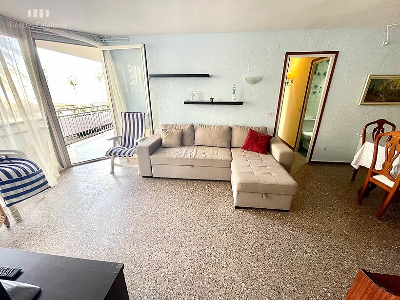 Apartment with 3 bedrooms, terrace, parking and sea views on the 1st line of Torre Valentina