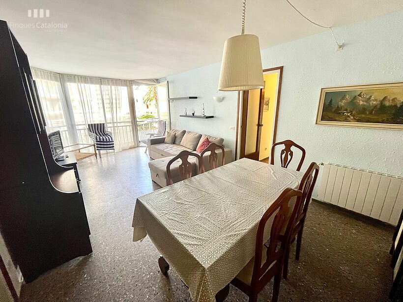 Apartment with 3 bedrooms, terrace, parking and sea views on the 1st line of Torre Valentina