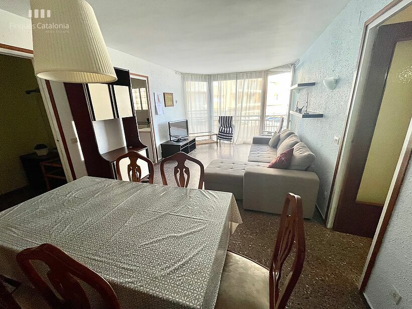Apartment with 3 bedrooms, terrace, parking and sea views on the 1st line of Torre Valentina