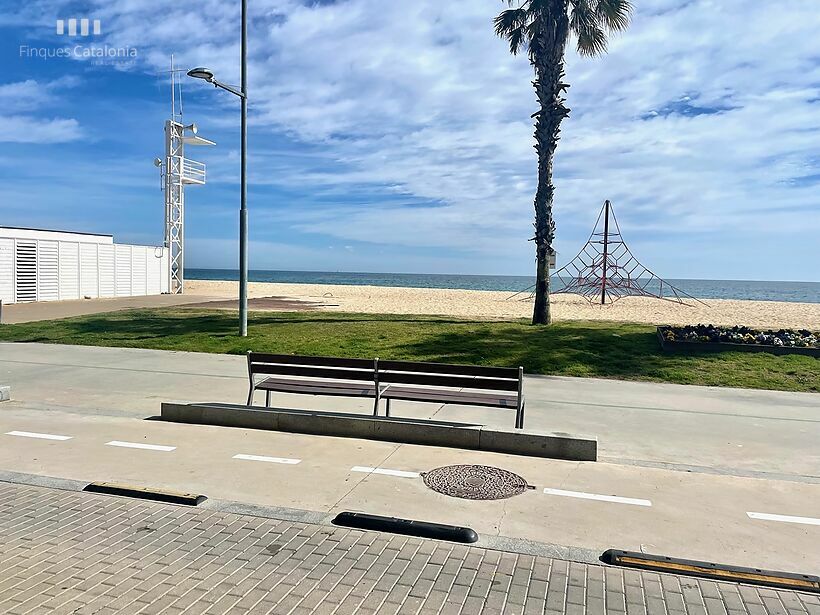 Apartment with 3 bedrooms, terrace, parking and sea views on the 1st line of Torre Valentina