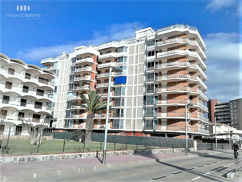 Piso con 3 habitaciones ,terraza , parking y vistas al mar en 1ª línea de Torre Valentina