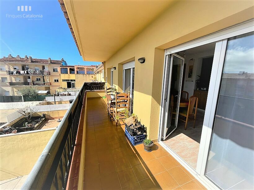 Casa de 320 m2 con patio, terraza, garaje y local comercial en Castell tocando PLATJA D' ARO .