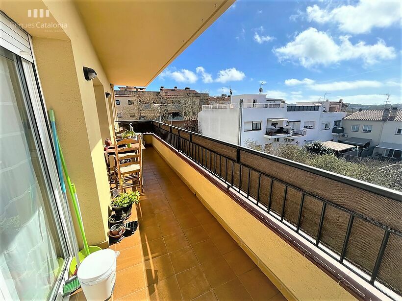 Casa de 320 m2 con patio, terraza, garaje y local comercial en Castell tocando PLATJA D' ARO .