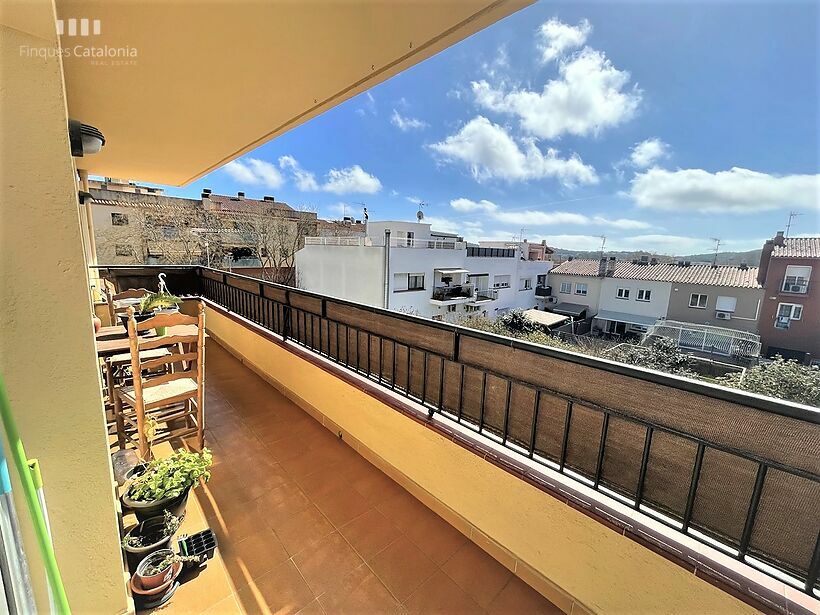 Casa de 320 m2 con patio, terraza, garaje y local comercial en Castell tocando PLATJA D' ARO .