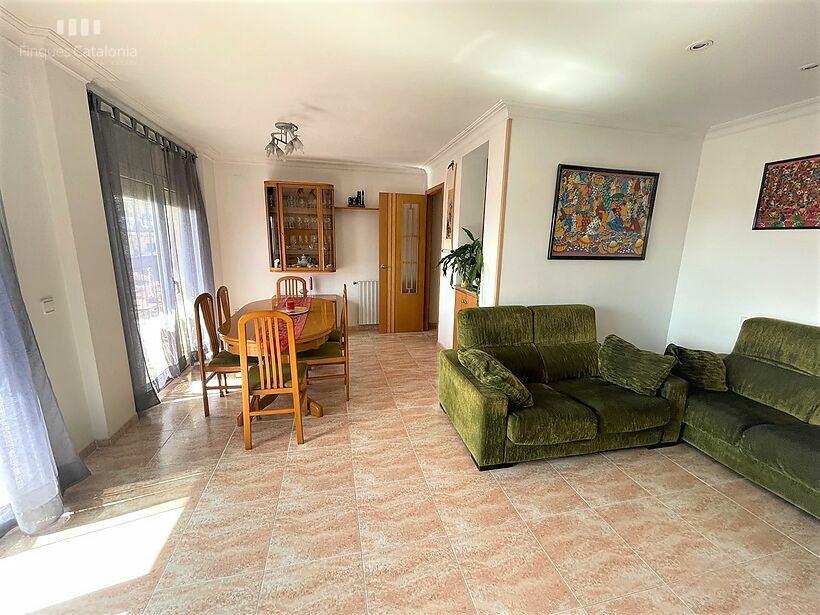 Casa de 320 m2 con patio, terraza, garaje y local comercial en Castell tocando PLATJA D' ARO .