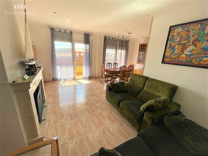 Casa de 320 m2 con patio, terraza, garaje y local comercial en Castell tocando PLATJA D' ARO .