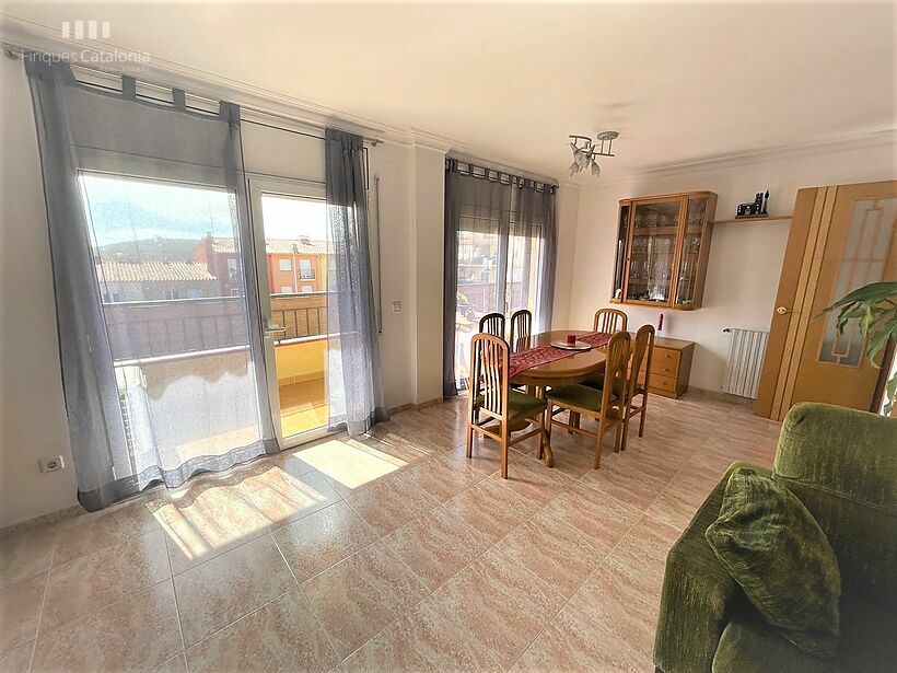 Casa de 320 m2 con patio, terraza, garaje y local comercial en Castell tocando PLATJA D' ARO .