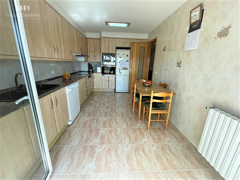 Casa de 320 m2 con patio, terraza, garaje y local comercial en Castell tocando PLATJA D' ARO .