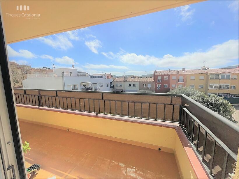 Casa de 320 m2 con patio, terraza, garaje y local comercial en Castell tocando PLATJA D' ARO .