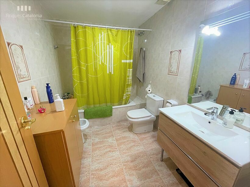 Casa de 320 m2 con patio, terraza, garaje y local comercial en Castell tocando PLATJA D' ARO .