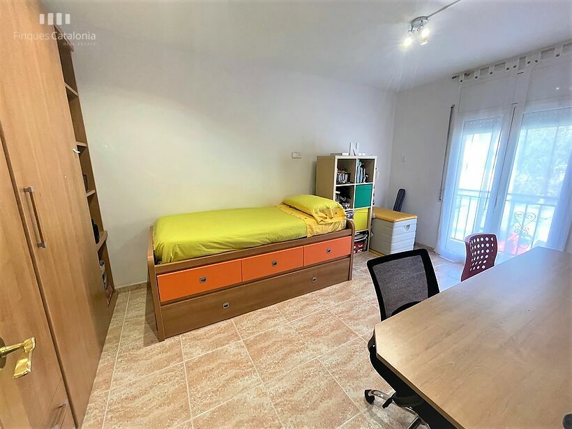 Casa de 320 m2 con patio, terraza, garaje y local comercial en Castell tocando PLATJA D' ARO .